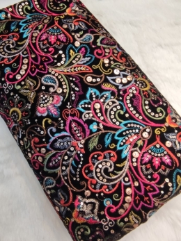 پارچه مخمل سوزندوزی طرح اسلیمی